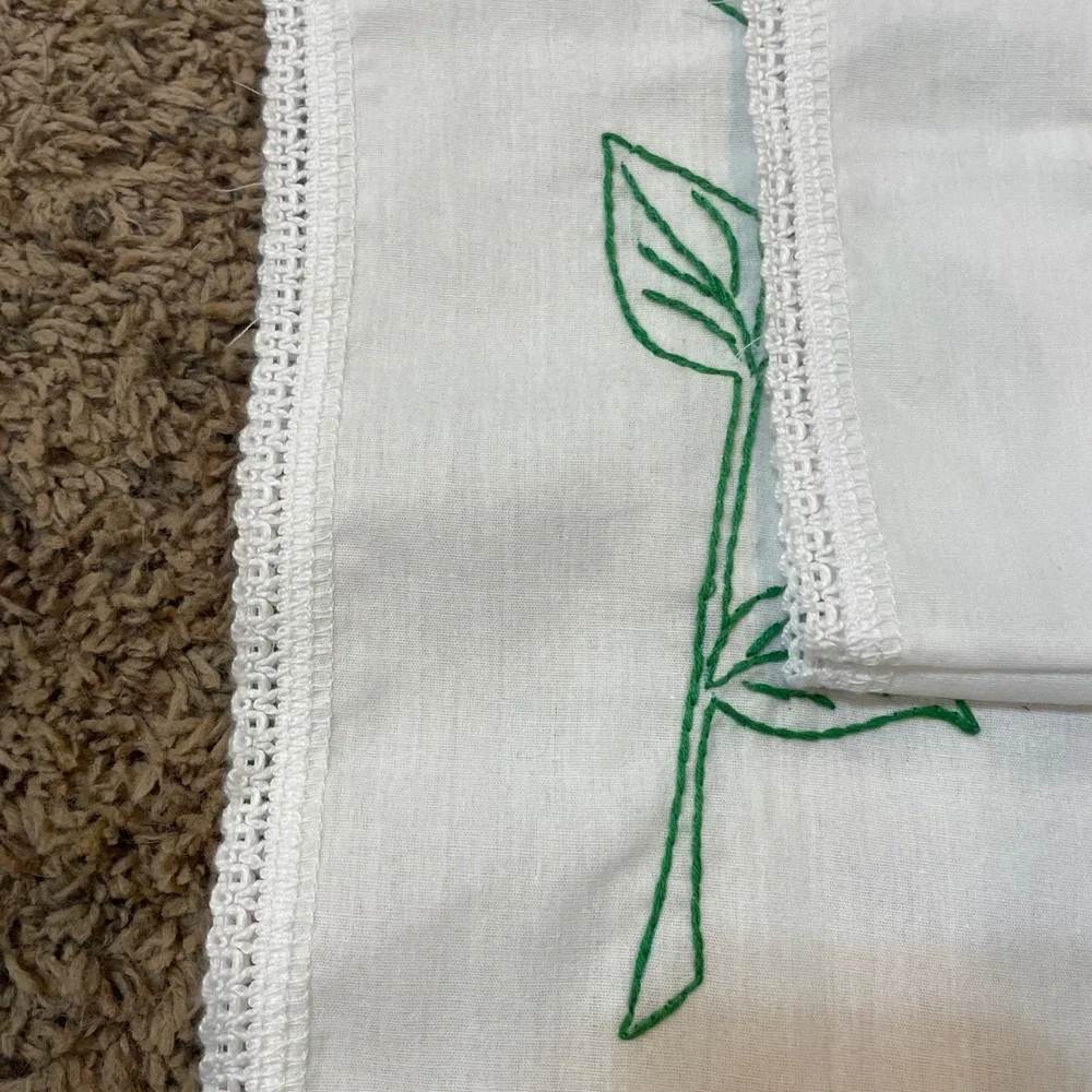 Vintage Embroidered Pillowcases Red Roses‎ White Lace Set of 2 Standard/Queen